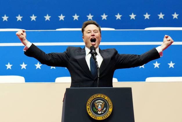 Bilder des Jahres 2025, News 01 Januar News Themen der Woche KW04 News Bilder des Tages Tesla CEO and X owner Elon Musk gestures on stage when he speaks inside the Capital One Arena after President-elect Donald Trump is sworn in as the 47th President of the United States in Washington, DC on Monday, January 20, 2025.  WAX20250120201123 KenxCedeno