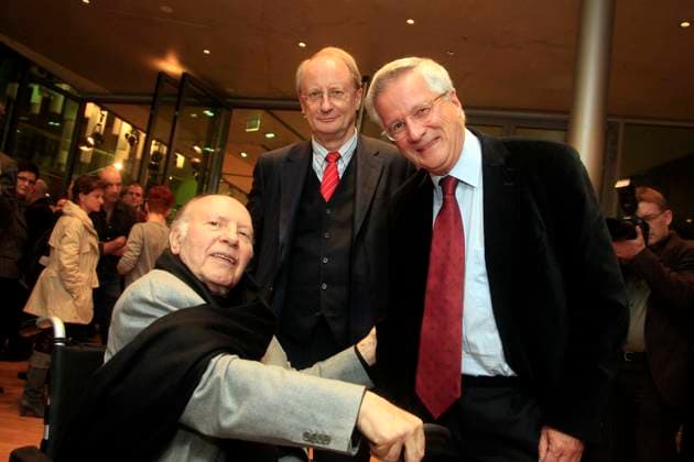 Imre Kertesz, Literaturnobelpreistraeger, uebergibt seine Tagebuecher an die Akademie der Kuenste in Berlin, mit Klaus Staeck, Praesident der AdK, und Wolfgang Trautwein, Direktor des Archivs, Berlin Deutschland, Germany *** Imre Kertesz, Winner of the Nobel Prize for Literature, submits its Diaries to the Academy the Coasts in Berlin, with Klaus Staeck, President the AdK, and Wolfgang Trautwein, Director of Archive, Berlin Germany, Germany
