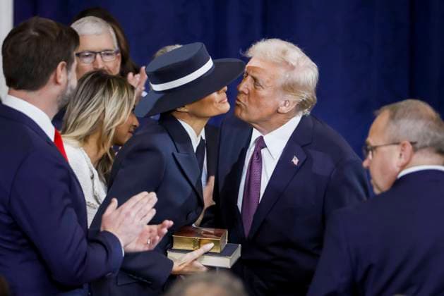 Bilder des Jahres 2025, News 01 Januar News Themen der Woche KW04 January 20, 2025, Washington, District Of Columbia, USA: US President Donald Trump (R) greets with wife First Lady Melanie Trump as he arrives to be sworn in as the 47th president of the United States in an inauguration ceremony in the rotunda of the United States Capitol in Washington, DC, USA, 20 January 2025. TrumpÃ¢â‚¬â ¢s planned outdoor inauguration ceremonies and events are being held inside today due to a forecast of extreme cold temperatures. Washington USA - ZUMAs152 20250120_faa_s152_1768 Copyright: xSHAWNxTHEWx