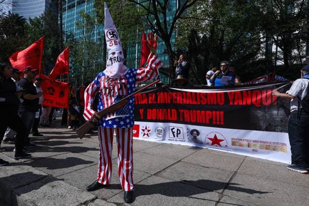 News Bilder des Tages Mexiko, Proteste vor der Botschaft der USA am Tag der Amtseinführung von Donald Trump January 20, 2025, Mexico City, Mexico: Organizations and individuals held an anti-capitalist, anti-fascist and anti-imperialist demonstration in front of the United States of America s Embassy in Mexico City, on the occasion of Donald Trump s inauguration as President. The protesters burned a figure and broke a pioÂ±ata with the image of Trump, warned about the tightening of immigration laws in the USA and demanded the immediate liberation of the Palestinian territory. Mexico City Mexico - ZUMAl178 20250120_znp_l178_034 Copyright: xCristianxLeyvax