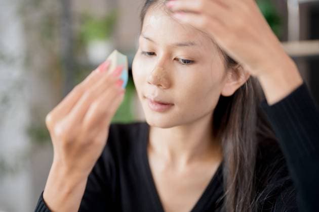 IMAGO Creative, Naturkosmetik Asiatische Frau Anwendung Make-up-Stiftung und Concealer Make-up auf Gesicht mit Kosmetik Makeover Tägliche Schönheit Routine zu Hause. Asian woman applying make up foundation and concealer make up on face with cosmetics makeover Daily beauty routine at home ,model released, Symbolfoto Copyright: xZoonar.com SirijitxJongcharoenkulchaix 22636508 ,model released, Symbolfoto ,property released