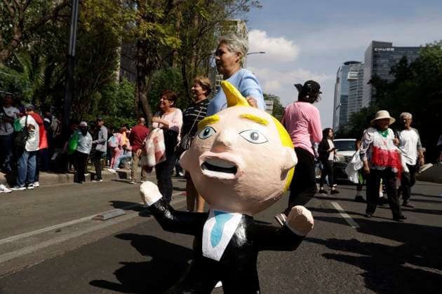Mexiko, Proteste vor der Botschaft der USA am Tag der Amtseinführung von Donald Trump Members of social organizations in defense of migrants take part in a demonstration against U.S. President Donald Trump s deportation policy outside the U.S. Embassy in Mexico. on January 20, 2025 in Mexico City, Mexico. Mexico City Mexico - ZUMAe321 20250120_zia_e321_034 Copyright: xLuisxBarronx