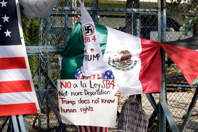Mexiko, Proteste vor der Botschaft der USA am Tag der Amtseinführung von Donald Trump A person dressed as Ku Klux Klan shows a placard with the slogan No more Deportations during a demonstration against U.S. President Donald Trump s deportation policy outside the U.S. Embassy in Mexico. on January 20, 2025 in Mexico City, Mexico. Mexico City Mexico - ZUMAe321 20250120_zia_e321_025 Copyright: xLuisxBarronx