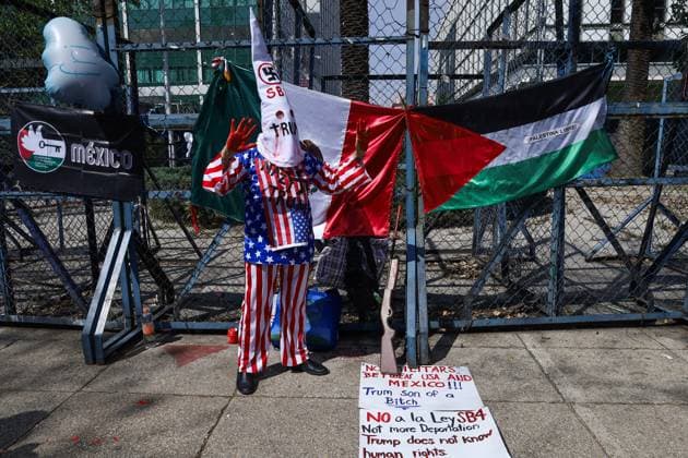 Mexiko, Proteste vor der Botschaft der USA am Tag der Amtseinführung von Donald Trump January 20, 2025, Mexico City, Mexico: Organizations and individuals held an anti-capitalist, anti-fascist and anti-imperialist demonstration in front of the United States of America s Embassy in Mexico City, on the occasion of Donald Trump s inauguration as President. The protesters burned a figure and broke a pioÂ±ata with the image of Trump, warned about the tightening of immigration laws in the USA and demanded the immediate liberation of the Palestinian territory. Mexico City Mexico - ZUMAl178 20250120_znp_l178_016 Copyright: xCristianxLeyvax