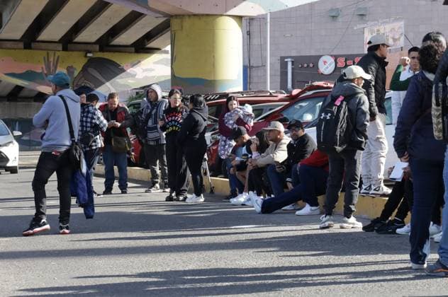 Mexiko, Asylsuchende an der Grenze zu den USA in Tijuana (250121) -- TIJUANA, Jan. 21, 2025 -- Migrants wait at the Chaparral checkpoint in Tijuana, Mexico, Jan. 20, 2025. Minutes after President Donald Trump took office on Monday, the U.S. Customs and Border Protection (CBP) announced it has canceled all scheduled appointments for immigration and border processing. The CBP announced on social media that it would shut down the CBP One mobile app that allowed migrants to submit information and book appointments at eight U.S.-Mexico border ports after 11:00 p.m. Central Standard Time. (Photo by Xinhua) (SpotNews) MEXICO-TIJUANA-MIGRANTS-US-BORDER JoebethxTerriquez 