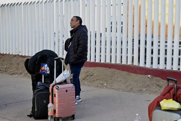 Mexiko, Asylsuchende an der Grenze zu den USA in Tijuana Trump Shuts Down CBP One Asylum App An asylum seeker waits for his CBP One appointment at the El Chaparral border port in Tijuana, Mexico, on January 20, 2025. US President Donald Trump, during his inauguration, says that he will issue a raft of executive orders aimed at reshaping citizenship and immigration, starting with the asylum process, among others. The Trump administration shuts down the CBP One app for migrants. The Biden-era process allows nearly 1 million migrants to enter the US at legal border crossings since the app initiates. Tijuana BAJA CALIFORNIA Mexico  Copyright: xCarlosxMorenox originalFilename: moreno-thetrump250120_npClh.jpg
