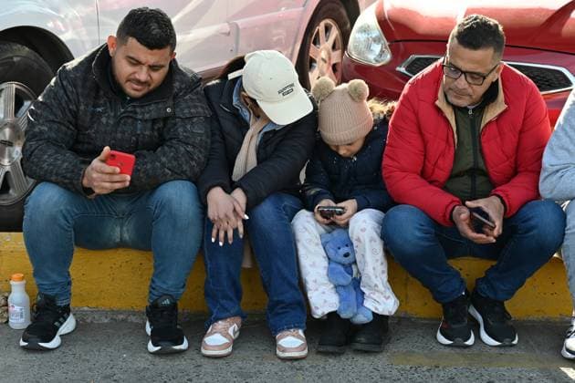 Mexiko, Asylsuchende an der Grenze zu den USA in Tijuana Trump Shuts Down CBP One Asylum App Asylum seekers wait for their CBP One appointments before crossing through El Chaparral border port in Tijuana, Mexico, on January 20, 2025. US President Donald Trump, during his inauguration, says that he will issue a raft of executive orders aimed at reshaping citizenship and immigration, starting with the asylum process, among others. The Trump administration shuts down the CBP One app for migrants. The Biden-era process allows nearly 1 million migrants to enter the US at legal border crossings since the app initiates. Tijuana BAJA CALIFORNIA Mexico  Copyright: xCarlosxMorenox originalFilename: moreno-thetrump250120_npFts.jpg