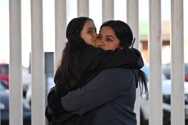 Mexiko, Asylsuchende an der Grenze zu den USA in Tijuana Trump Shuts Down CBP One Asylum App An asylum seeker from El Salvador, Silvia Martinez, embraces her daughter Maria as they wait for their CBP One appointments before crossing through El Chaparral border port in Tijuana, Mexico, on January 20, 2025. US President Donald Trump, during his inauguration, says that he will issue a raft of executive orders aimed at reshaping citizenship and immigration, starting with the asylum process, among others. Tijuana BAJA CALIFORNIA Mexico Copyright: xCarlosxMorenox originalFilename: moreno-thetrump250120_npn3o.jpg