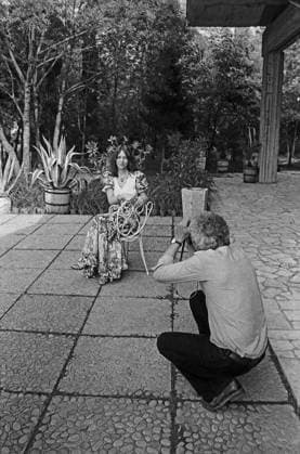 Musikindustrie-Treff in Ost-Berlin Die deutsche Schlagersängerin, Chansonsängerin und Rundfunkmoderatorin Regina Thoss wird fotografiert von Tassilo Leher bei einem Treffen der Musikindustrie in Ost-Berlin, DDR um 1973. Ost-Berlin Deutschland (DDR) *** Music industry Meet in East Berlin the German Pop singer, Chanson singer and Radio presenter Regina Thoss will photographed from Tassilo Leher at a Meeting the Music industry in East Berlin, GDR at 1973 East Berlin Germany GDR Copyright: TassiloxLeher LEH_91020000931 Nur redaktionelle Nutzung Editorial usage only EDITORIAL USE ONLY