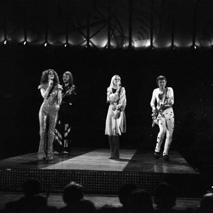 ABBA (DDR-Auftritt) Die schwedische Pop-Band ABBA (Agnetha Fältskog, Björn Ulvaeus, Benny Andersson, Anni-Frid Lyngstad) auf der Bühne bei ihrem Auftritt in der Fernsehshow Ein Kessel Buntes im Ost-Berliner Friedrichstadt-Palast, DDR 1974. Ost-Berlin Friedrichstadt-Palast Deutschland (DDR) *** ABBA GDR Appearance the Swedish Pop Volume ABBA Agnetha Fältskog, Björn Ulvaeus, Benny Andersson, Anni Frid Lyngstad at the Stage at their Appearance in the TV show a Boilers colourful at East Berlin Friedrichstadt Palace, GDR 1974 East Berlin Friedrichstadt Palace Germany GDR Copyright: TassiloxLeher LEH_91020001004 Nur redaktionelle Nutzung Editorial usage only EDITORIAL USE ONLY