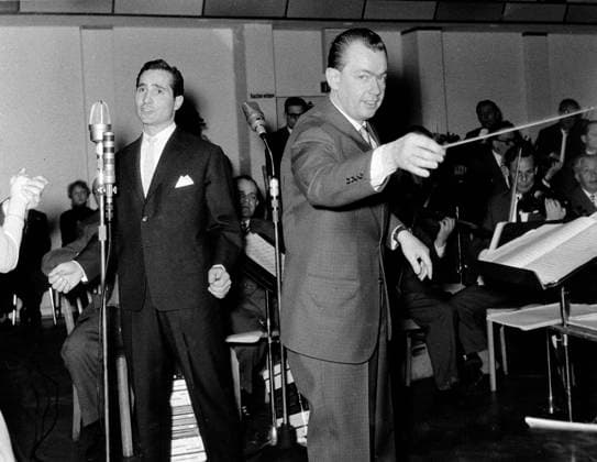 Freddy Quinn Der junge Sänger Freddy Quinn singt und wird dabei vom NDR Tanzorchester unter der Leitung von Alfred Hause begleitet, Deutschland 1957., Hamburg Hamburg Deutschland *** Freddy Quinn the Boy Singers Freddy Quinn sings and will thereby from NDR Dance orchestra at the Management from Alfred House accompanied, Germany 1957 , Hamburg Hamburg Germany Copyright: Roba ROB_28048 EDITORIAL USE ONLY