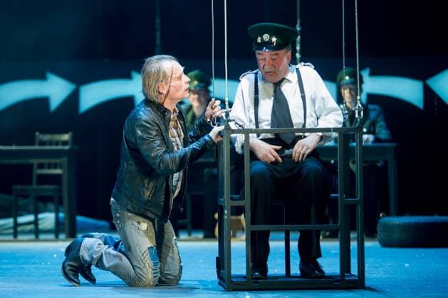 Johannes Krisch als Liliom, Martin Seifert als Polizeikonzipist, Fotoprobe von Liliom im Berliner Ensemble inszeniert von Mona Kraushaar am 22.5.2012 in Berlin, Berlin deutschland, germany *** John Krisch as Liliom, Martin Seifert as Police officer, Photo sample from Liliom at Berlin Ensemble staged from Mona Kraushaar on 22 5 2012 in Berlin, Berlin germany, Germany