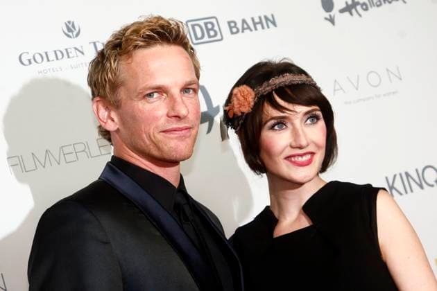 Carice van Houten und Barry Atsma posieren am Mittwochabend (28.09.11) bei der Kinopremiere des Films Love Life - Liebe trifft Leben auf dem roten Teppich des Kant-Kino in Berlin. Berlin Germany *** Carice van Houten and Barry Atsma pose on Wednesday evening 28 09 11 at the Cinema Premiere of Films Love Life Love meets Life at the Red Carpet of Kant Cinema in Berlin Berlin Germany