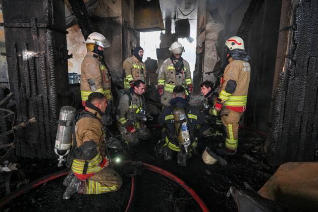 Bilder des Jahres 2025, News 01 Januar News Themen der Woche KW04 News Bilder des Tages Death Toll Rises To 66 In Ski Resort Hotel Fire In Bolu - Turkey An inside view of the area as fire brigades responding to a fire that broke out in a hotel at the Bolu Kartalkaya Ski Center, on January 21, 2025 in Bolu, Turkey. At least 66 people died and 51 others were injured in a fire that broke out at a hotel in Kartalkaya ski resort, local authorities said on Tuesday. Photo by Mert Gokhan Koc DIA images ABACAPRESS.COM Bolu Turkey  Copyright: xDIAxImages ABACAx
