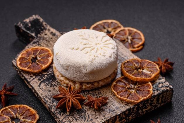 Süße runde Torte mit Beerenfüllung, überzogen mit weißer Schokolade Süße runde Torte mit Beerenfüllung, überzogen mit weißer Schokolade Copyright: xZoonar.com TetianaxChernykovax 22643868