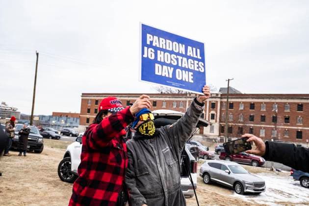 Bilder des Jahres 2025, News 01 Januar News Themen der Woche KW04 News Bilder des Tages President Trump Pardons January 6 Rioters On First Day Of New Term A view outside the DC Jail in Washington, D.C., on January 21, where some supporters of the January 6th event and many members of the press wait for some of the January 6th rioters, who have been held for the past four years, to be released. Washington DC United States  Copyright: xAndrewxThomasx originalFilename: thomas-notitle250121_np5Ma.jpg