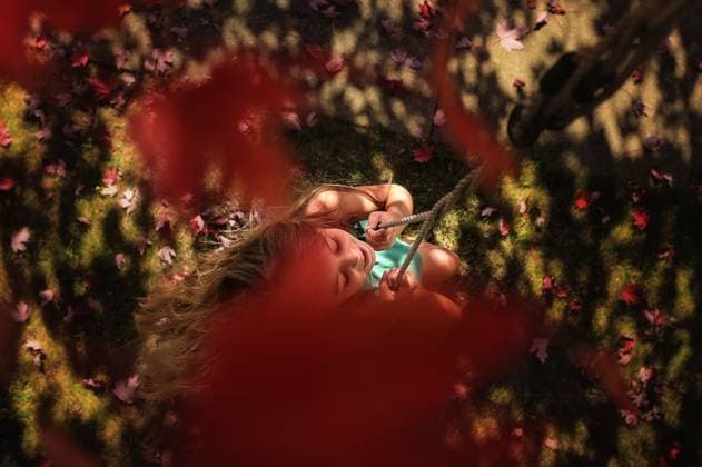 IMAGO Creative, Sommer, Sommertage im Garten From above young girl swinging in tree colorful leaves Wooster, Ohio, United States CR_JOKU250121-1636138-01 ,model released, Symbolfoto