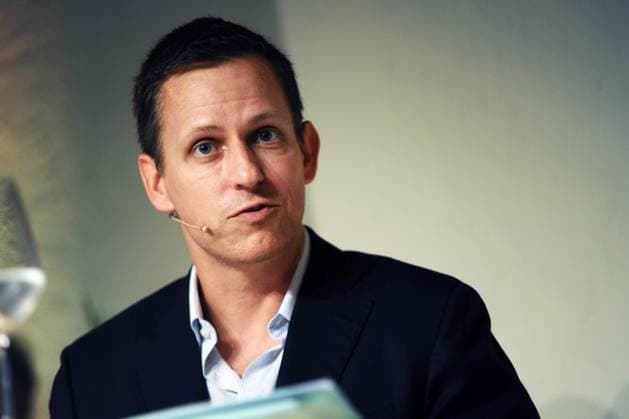 PayPal-Gruender und Risikokapitalgeber Peter Thiel spricht zusammen mit BM Philipp Roesler vor jungen Unternehmern der StartUp-Szene im Umspannwerk in Berlin Mitte. Berlin Deutschland, Germany *** Paypal Founder and Venture capitalists Peter Thiel speaks together with BM Philipp ROESLER before Boys Entrepreneurs the StartUp Scene at Transformer substation in Berlin Middle Berlin Germany, Germany
