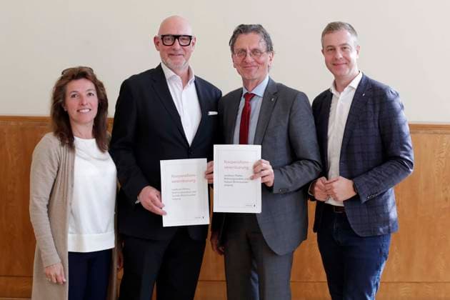 Neue Kooperationsvereinbarung mit landeseigenen Wohnungs-unternehmen abgeschlossen Maßvolle Mietsteigerungen und verbesserter Schutz für Haushalte mit niedrigem Einkommen, Der Senat und die landeseigenen Wohnungsunternehmen (LWU) haben ihr gemeinsames Regelwerk für eine soziale und nachhaltige Bewirtschaftung ihres Wohnungsbestands aktualisiert. Die neue Kooperationsvereinbarung wurde auf einer PK in Berlin von Stadtentwicklungssenator Christian Gaebler, Finanzsenator Stefan Evers und den beiden Vorständen der Gesobau, Jörg Franzen, und Gewobag, Snezana Michaelis, vorgestellt. Berlin Deutschland, Germany *** New Cooperation agreement with country-owned Apartments Company completed Moderate Rent increases and Improved Protection for House