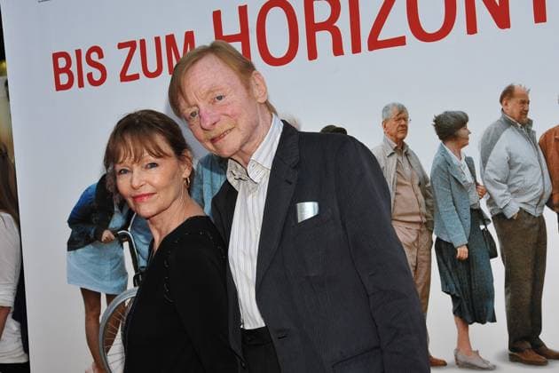Angelica Domroese mit Otto Sander bei der Kinopremiere bis zum Horizont, dann links in der Kulturbrauerei in Berlin.roter teppich, red carpet, Berlin Deutschland, Germany *** Angelica Domroese with Otto Sander at the Cinema Premiere to to Horizon, then left in the Kulturbrauerei in Berlin Red carpet, Red carpet, Berlin Germany, Germany