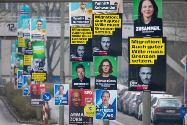 Wahlkampf Bundestagswahl 2025 Wahlplakate der etablierten Parteien CDU, AfD, Bündnis 90 Die Grünen, SPD und FDP hängen im Frankfurter Nordwesten an mehreren Laternenmasten. Am 23. Februar 2025 findet in Deutschland die vorgezogene Bundestagswahl statt. Frankfurt am Main Nordweststadt Hessen Deutschland *** Election campaign Bundestag election 2025 Election posters of the established parties CDU, AfD, Bündnis 90 Die Grünen, SPD and FDP hanging on several lampposts in the northwest of Frankfurt On February 23, 2025, the early Bundestag election will take place in Germany Frankfurt am Main Nordweststadt Hessen Germany 2025-01-22_ffm_politik_wahlkampf_bundestagswahl_02