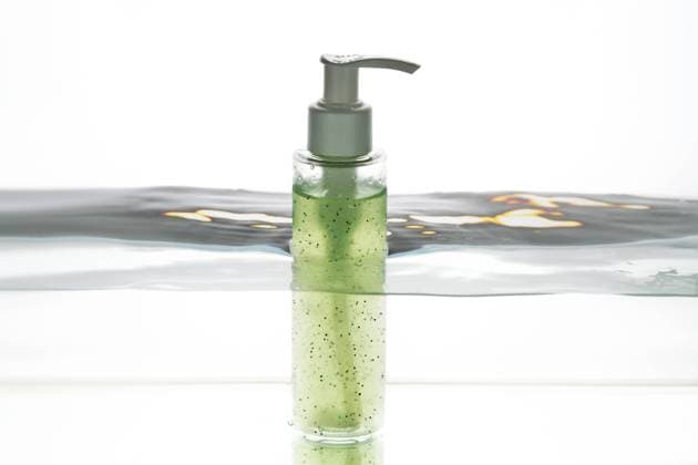 IMAGO Creative, Naturkosmetik Eine Flasche mit einem kosmetischen Produkt in Wasser. A bottle of cosmetic product in water. High quality photo. Copyright: xZoonar.com MAREVGENNAx 22662755