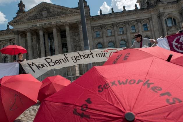 Internationalen Hurentag: Sexworker Protest gegen das Prostituiertenschutzgesetz , ProstSchG zur 1. Lesung im Bundestag in Berlin mit ein Menschenkette: Mein Koerper, Mein Bettlaken, Mein Arbeitsplatz . Berlin Deutschland, Germany *** International Whores day Sexworker Protest against the Prostituiertenschutzgesetz , ProstSchG to 1 Reading at Bundestag in Berlin with a Human chain My Body, My Bed sheets, My Workplace Berlin Germany, Germany