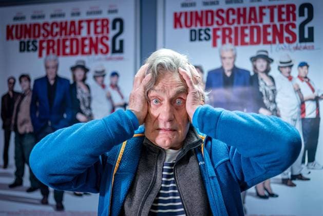 Bilder des Jahres 2025, Entertainment 01 Januar Entertainment Themen der Woche KW04 Vorpremiere des Film Kundschafter des Friedens 2 mit Schauspieler Winfried Glatzeder im CineStar Kino in Chemnitz am 21.01.2025. In der Komödie von Regisseur Robert Thalheim spielt Glatzeder die Rolle des Harry. Chemnitz Sachsen Deutschland *** Preview of the film Kundschafter des Friedens 2 with actor Winfried Glatzeder at the CineStar cinema in Chemnitz on 21 01 2025 In the comedy by director Robert Thalheim, Glatzeder plays the role of Harry Chemnitz Saxony Germany