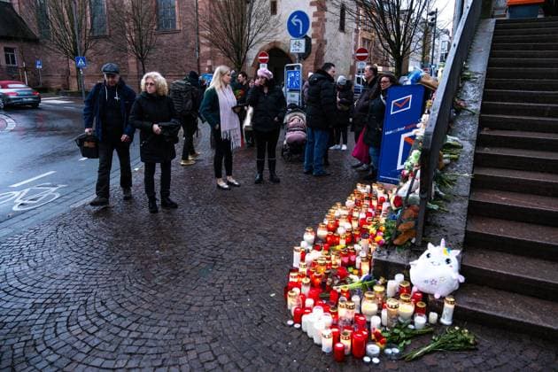 Aschaffenburg Nach der Messerattacke in Aschaffenburg. Trauerkerzen, Blumen und Kuscheltiere liegen am eingang vom Park Schöntal nachdem am 22. Januar 2025 in Aschaffenburg zwei Menschen, darunter ein Kind, bei einem Messerangriff getötet wurden, 23.01.2025. *** Aschaffenburg After the knife attack in Aschaffenburg Mourning candles, flowers and cuddly toys lie at the entrance to Schöntal Park after two people, including a child, were killed in a knife attack in Aschaffenburg on January 22, 2025, 23 01 2025 Copyright: xEibner-Pressefoto FlorianxWiegandx EP_FWD
