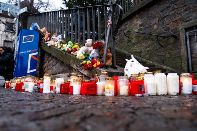 Aschaffenburg Nach der Messerattacke in Aschaffenburg. Trauerkerzen, Blumen und Kuscheltiere liegen am eingang vom Park Schöntal nachdem am 22. Januar 2025 in Aschaffenburg zwei Menschen, darunter ein Kind, bei einem Messerangriff getötet wurden, 23.01.2025. *** Aschaffenburg After the knife attack in Aschaffenburg Mourning candles, flowers and cuddly toys lie at the entrance to Schöntal Park after two people, including a child, were killed in a knife attack in Aschaffenburg on January 22, 2025, 23 01 2025 Copyright: xEibner-Pressefoto FlorianxWiegandx EP_FWD