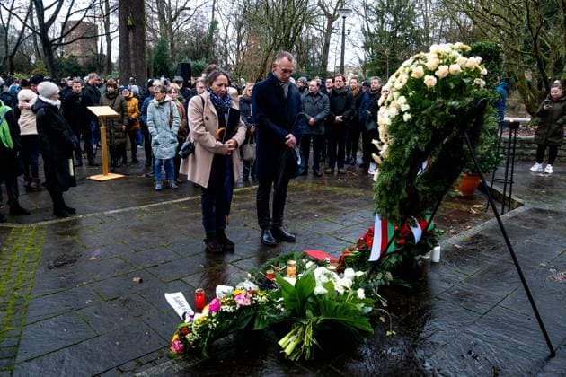 Aschaffenburg Nach der Messerattacke in Aschaffenburg. Zwei Menschen steht nach einer Kranzniederlegung im Park nachdem am 22. Januar 2025 in Aschaffenburg zwei Menschen, darunter ein Kind, bei einem Messerangriff getötet wurden, 23.01.2025. *** Aschaffenburg After the knife attack in Aschaffenburg Two people stand after a wreath-laying ceremony in the park after two people, including a child, were killed in a knife attack in Aschaffenburg on January 22, 2025, 23 01 2025 Copyright: xEibner-Pressefoto FlorianxWiegandx EP_FWD