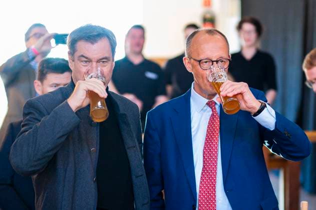 19.01.2025 - Kanzlerkandidat und Bundesvorsitzender der CDU Friedrich Merz trinkt beim Weißwurst-Frühstück in seinem Wahlkreis in Brilon in der St. Hubertus Schützenhalle mit Bayerns Ministerpräsident Markus Söder Weißbier. , Brilon Nordrhein-Westfalen Deutschland St. Hubertus Schützenhalle *** 19 01 2025 Chancellor candidate and federal chairman of the CDU Friedrich Merz drinks wheat beer with Bavarias Prime Minister Markus Söder at the Weißwurst breakfast in his constituency in Brilon in the St Hubertus Schützenhalle , Brilon North Rhine-Westphalia Germany St Hubertus Schützenhalle