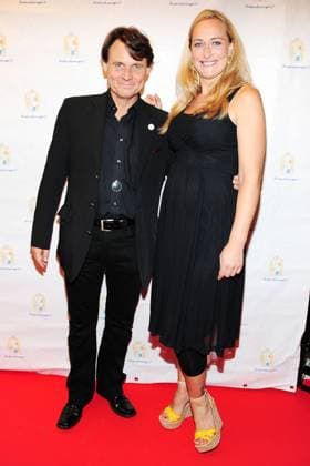 Wolfgang Bahro mit Eva Mona Rodekirchen, Schwanger bei der GALA Sommernachtstraum, GALA der Kinderschutzengel n Berlin,gala, kinderschutz,engel Berlin Deutschland, Germany *** Wolfgang Bahro with Eva Mona Rodekirchen, pregnant at the Gala Midsummer Nights Dream, Gala the Kinderschutzengel n Berlin,gala, child protection,angel Berlin Germany, Germany