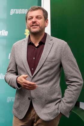 Werner Graf, Landesvorsitzender, PK der Berliner B90 Gruene zum Stand der 3er-Sondierungsgespraeche zur Bildung einer neuen Landesregierung, Senat, nach der Abgeordnetenhauswahl am 26.09.21, in der Landesgeschaftsstelle Buendnis90 Die Gruenen in Berlin, ? Berlin Deutschland, Germany *** Werner Count, National Chairman, PK the Berlin B90 green to stand the threesome Sondierungsgespraeche to Education a New state government, Senate, to the House of Representatives election on 26 09 21, in the Regional office Buendnis90 the green in Berlin, Berlin Germany, Germany