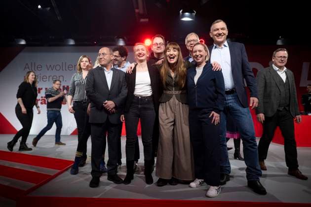 Linke Parteitag DEU, Deutschland, Germany, Berlin, 18.01.2025 Die Spitzenkandidaten der Partei Die Linke mit Gregor Gysi , Direktkandidat im Wahlkreis Berlin Treptow-Köpenick, Ines Schwerdtner , Bundesvorsitzende der Partei Die Linke, Jan van Aken , Bundesvorsitzender der Linkspartei, Heidi Reichinnek , Spitzenkandidatin der Party Die Linke, Bodo Ramelow , Direktkandidat der Linkspartei im Wahlkreis Erfurt-Weimar, auf dem Bundesparteitag der Partei Die Linke Linkspartei zum Wahlprogramm unter dem Motto Alle Wollen Regieren Wir wollen Veraendern in Berlin Deutschland . Nach dem Bruch der Drei-Parteien-Bundeskoalition im vergangenen November werden in Deutschland am 23. Februar 2025 vorgezogene Bundestagswahlen abgehalten. en: The leading ca