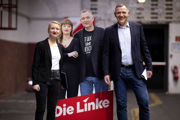 Ines Schwerdtner, Jan van Aken - Linke Parteitag DEU, Deutschland, Germany, Berlin, 18.01.2025 Ines Schwerdtner , Bundesvorsitzende der Partei Die Linke, Jan van Aken , Bundesvorsitzender der Linkspartei, mit Pappfoto mit Heidi Reichinnek , Spitzenkandidatin der Party Die Linke, auf dem Bundesparteitag der Partei Die Linke Linkspartei zum Wahlprogramm unter dem Motto Alle Wollen Regieren Wir wollen Veraendern in Berlin Deutschland . Nach dem Bruch der Drei-Parteien-Bundeskoalition im vergangenen November werden in Deutschland am 23. Februar 2025 vorgezogene Bundestagswahlen abgehalten en: Ines Schwerdtner , federal chairman of the Left Party, Jan van Aken , federal chairman of the Left Party, with a cardboard photo with Heidi Reichinnek , t