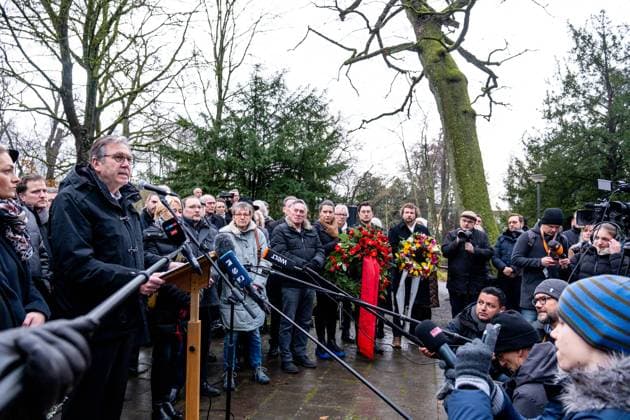 Aschaffenburg Nach der Messerattacke in Aschaffenburg. Jürgen Herzing (Oberbürgermeister von Aschaffenburg) bei einer Stellungnahme nachdem am 22. Januar 2025 in Aschaffenburg zwei Menschen, darunter ein Kind, bei einem Messerangriff getötet wurden, 23.01.2025. *** Aschaffenburg After the knife attack in Aschaffenburg Jürgen Herzing Lord Mayor of Aschaffenburg during a statement after two people, including a child, were killed in a knife attack in Aschaffenburg on January 22, 2025, 23 01 2025 Copyright: xEibner-Pressefoto FlorianxWiegandx EP_FWD