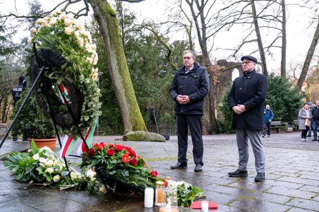 Aschaffenburg Nach der Messerattacke in Aschaffenburg. Jürgen Herzing (Oberbürgermeister von Aschaffenburg) und Eric Leiderer (Bürgermeister von Aschaffenburg) nach einer Kranzniederlegung im Park nachdem am m 22. Januar 2025 in Aschaffenburg zwei Menschen, darunter ein Kind, bei einem Messerangriff getötet wurden, 23.01.2025. *** Aschaffenburg After the knife attack in Aschaffenburg Jürgen Herzing Lord Mayor of Aschaffenburg and Eric Leiderer Mayor of Aschaffenburg after a wreath-laying ceremony in the park after two people, including a child, were killed in a knife attack in Aschaffenburg on January 22, 2025, 23 01 2025 Copyright: xEibner-Pressefoto FlorianxWiegandx EP_FWD
