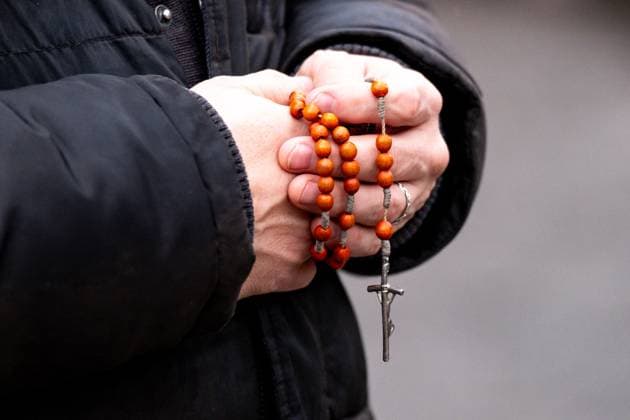 Aschaffenburg Nach der Messerattacke in Aschaffenburg. Ein Mann steht mit einem Kreuz in der Hand im park Schöntal nachdem am m 22. Januar 2025 in Aschaffenburg zwei Menschen, darunter ein Kind, bei einem Messerangriff getötet wurden, 23.01.2025. *** Aschaffenburg After the knife attack in Aschaffenburg A man stands with a cross in his hand in Schöntal park after two people, including a child, were killed in a knife attack in Aschaffenburg on January 22, 2025, 23 01 2025 Copyright: xEibner-Pressefoto FlorianxWiegandx EP_FWD