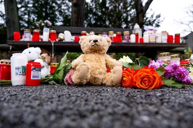 Aschaffenburg Nach der Messerattacke in Aschaffenburg. Am Tatort liegen Trauerkerzen, Blumen und Kuscheltiere nachdem am 22. Januar 2025 in Aschaffenburg zwei Menschen, darunter ein Kind, bei einem Messerangriff getötet wurden, 23.01.2025. *** Aschaffenburg After the knife attack in Aschaffenburg Mourning candles, flowers and cuddly toys lie at the scene after two people, including a child, were killed in a knife attack in Aschaffenburg on January 22, 2025, 23 01 2025 Copyright: xEibner-Pressefoto FlorianxWiegandx EP_FWD