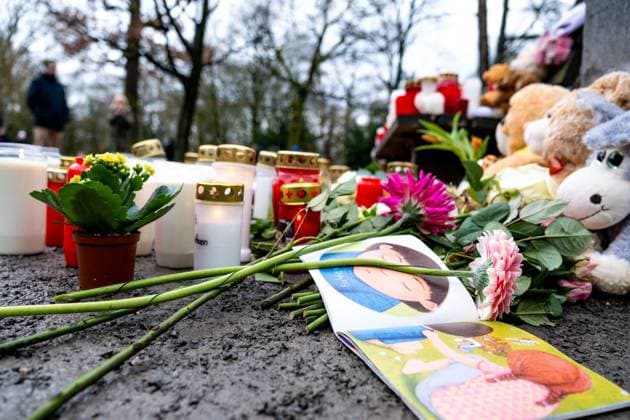 Aschaffenburg Nach der Messerattacke in Aschaffenburg. Am Tatort liegen Trauerkerzen, Blumen und Kuscheltiere nachdem am 22. Januar 2025 in Aschaffenburg zwei Menschen, darunter ein Kind, bei einem Messerangriff getötet wurden, 23.01.2025. *** Aschaffenburg After the knife attack in Aschaffenburg Mourning candles, flowers and cuddly toys lie at the scene after two people, including a child, were killed in a knife attack in Aschaffenburg on January 22, 2025, 23 01 2025 Copyright: xEibner-Pressefoto FlorianxWiegandx EP_FWD