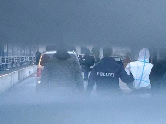 Aschaffenburg Nach der Messerattacke in Aschaffenburg. Polizeibeamte begleiten den mutmasslichen Täter nach der Vorführung beim Haftrichter. nachdem am 22. Januar 2025 in Aschaffenburg zwei Menschen, darunter ein Kind, bei einem Messerangriff getötet wurden, 23.01.2025. *** Aschaffenburg After the knife attack in Aschaffenburg Police officers accompany the alleged perpetrator after he was brought before the magistrate after two people, including a child, were killed in a knife attack in Aschaffenburg on January 22, 2025, 23 01 2025 Copyright: xEibner-Pressefoto FlorianxWiegandx EP_FWD