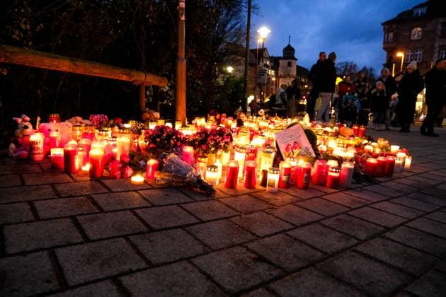 Aschaffenburg Nach der Messerattacke in Aschaffenburg. Trauerkerzen, Blumen und Kuscheltiere liegen am eingang vom Park Schöntal nachdem am 22. Januar 2025 in Aschaffenburg zwei Menschen, darunter ein Kind, bei einem Messerangriff getötet wurden, 23.01.2025. *** Aschaffenburg After the knife attack in Aschaffenburg Mourning candles, flowers and cuddly toys lie at the entrance to Schöntal Park after two people, including a child, were killed in a knife attack in Aschaffenburg on January 22, 2025, 23 01 2025 Copyright: xEibner-Pressefoto FlorianxWiegandx EP_FWD