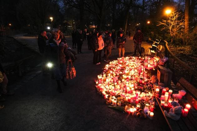 Aschaffenburg Nach der Messerattacke in Aschaffenburg. Am Tatort liegen Trauerkerzen, Blumen und Kuscheltiere nachdem am 22. Januar 2025 in Aschaffenburg zwei Menschen, darunter ein Kind, bei einem Messerangriff getötet wurden, 23.01.2025. *** Aschaffenburg After the knife attack in Aschaffenburg Mourning candles, flowers and cuddly toys lie at the scene after two people, including a child, were killed in a knife attack in Aschaffenburg on January 22, 2025, 23 01 2025 Copyright: xEibner-Pressefoto FlorianxWiegandx EP_FWD