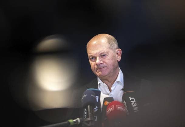 News Bilder des Tages 2025 BUNDESTAGSWAHL - WAHLKAMPFTERMIN DER SPD MIT BUNDESKANZLER OLAF SCHOLZ UND CARSTEN SCHNEIDER ** NUR FÜR REDAKTIONELLE ZWECKE ** EDITORIAL USE ONLY **<p>23 01 2025-Erfurt: 2025 Bundestagswahl - Wahlkampftermin der SPD im Foto: Bundeskanzler Olaf Scholz (SPD) gibt ein Statement zum Messerangriff mit zwei Toten in Aschaffenburg. ( Deutschland Thueringen Erfurt Copyright: SaschaxFromm *** 2025 FEDERAL ELECTION FEDERAL ELECTION CAMPAIGN DATE OF THE SPD WITH FEDERAL CHANCELLOR OLAF SCHOLZ AND CARSTEN SCHNEIDER FOR EDITORIAL PURPOSES ONLY p 23 01 2025 Erfurt 2025 Federal election campaign date of the SPD in the photo Federal Chancellor Olaf Scholz SPD gives a statement on the knife attack with two dead in Aschaffenburg Germany Thuringia E Copyright: SaschaxFromm doc7z1v8j6q68m8dq23ads ,EDITORIAL USE ONLY