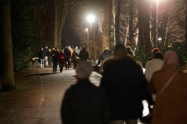 Messerangriff im Park Schöntal 23.01.2025 Nach tödlicher Messerattacke in Aschaffenburg im Schöntalpark am Mittwoch stirbt ein zweijähriger Junge und ein 41-jähriger Mann einen Monat vor der Bundestagswahl und befeuert die Debatte um Migration und Asyl hier Anteilnahme Trauer zahlreicher Menschen am Donnerstag Abend mit Kerze und Kuscheltier Aschaffenburg Bayern Deutschland *** Knife attack in Schöntal Park 23 01 2025 After fatal knife attack in Aschaffenburg in Schöntal Park on Wednesday, a two-year-old boy and a 41-year-old man die a month before the federal election and fuel the debate on migration and asylum here Sympathy Mourning of numerous people on Thursday evening with candle and cuddly toy Aschaffenburg Bavaria Germany