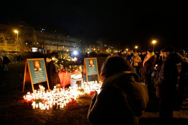 Messerangriff im Park Schöntal 23.01.2025 Nach tödlicher Messerattacke in Aschaffenburg im Schöntalpark am Mittwoch stirbt ein zweijähriger Junge und ein 41-jähriger Mann einen Monat vor der Bundestagswahl und befeuert die Debatte um Migration und Asyl hier Anteilnahme Trauer zahlreicher Menschen am Donnerstag Abend mit Kerze und Kuscheltier Aschaffenburg Bayern Deutschland *** Knife attack in Schöntal Park 23 01 2025 After fatal knife attack in Aschaffenburg in Schöntal Park on Wednesday, a two-year-old boy and a 41-year-old man die a month before the federal election and fuel the debate on migration and asylum here Sympathy Mourning of numerous people on Thursday evening with candle and cuddly toy Aschaffenburg Bavaria Germany
