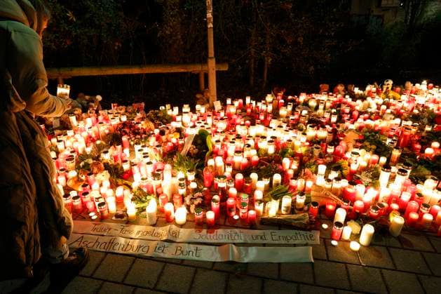 Bilder des Jahres 2025, News 01 Januar News Themen der Woche KW04 News Bilder des Tages Messerangriff im Park Schöntal 23.01.2025 Nach tödlicher Messerattacke in Aschaffenburg im Schöntalpark am Mittwoch stirbt ein zweijähriger Junge und ein 41-jähriger Mann einen Monat vor der Bundestagswahl und befeuert die Debatte um Migration und Asyl hier Anteilnahme Trauer zahlreicher Menschen am Donnerstag Abend mit Kerze und Kuscheltier Aschaffenburg Bayern Deutschland *** Knife attack in Schöntal Park 23 01 2025 After fatal knife attack in Aschaffenburg in Schöntal Park on Wednesday, a two-year-old boy and a 41-year-old man die a month before the federal election and fuel the debate on migration and asylum here Sympathy Mourning of numerous people on Thursday evening with candle and cuddly toy Aschaffenburg Bavaria Germany