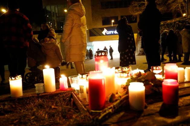 Messerangriff im Park Schöntal 23.01.2025 Nach tödlicher Messerattacke in Aschaffenburg im Schöntalpark am Mittwoch stirbt ein zweijähriger Junge und ein 41-jähriger Mann einen Monat vor der Bundestagswahl und befeuert die Debatte um Migration und Asyl hier Anteilnahme Trauer zahlreicher Menschen am Donnerstag Abend mit Kerze und Kuscheltier Aschaffenburg Bayern Deutschland *** Knife attack in Schöntal Park 23 01 2025 After fatal knife attack in Aschaffenburg in Schöntal Park on Wednesday, a two-year-old boy and a 41-year-old man die a month before the federal election and fuel the debate on migration and asylum here Sympathy Mourning of numerous people on Thursday evening with candle and cuddly toy Aschaffenburg Bavaria Germany