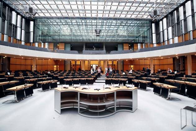 Berliner Abgeordnetenhaus, Tag der offenen Tuer, Besucher informieren sich ueber die Arbeit der Politiker, Berlin Deutschland, Germany *** Berlin House of Representatives, Day the open Door, Visitors inform itself Via the Work the Politicians, Berlin Germany, Germany